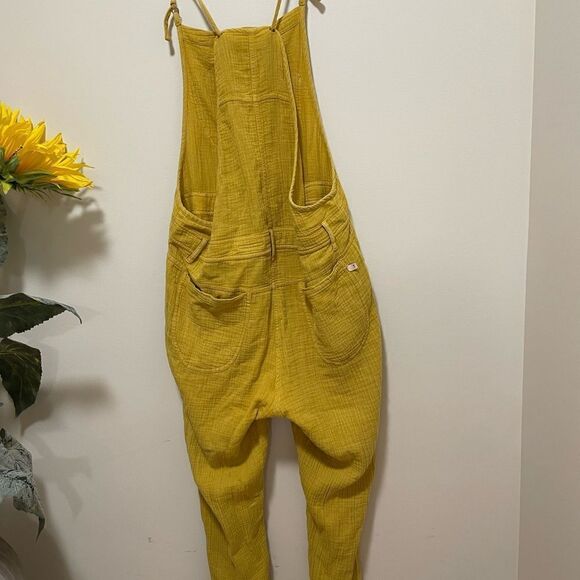 Pilcro by Anthropologie Gauzey
Painters Overalls
Size 31
$128 - Picture 9 of 12